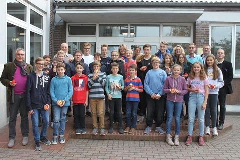 Schüler, Organisatoren und Lehrer besprachen den Ablauf des Wettbewerbs.