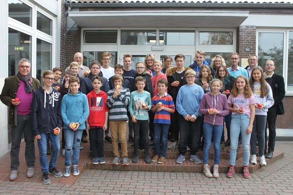 Schüler, Organisatoren und Lehrer besprachen den Ablauf des Wettbewerbs.