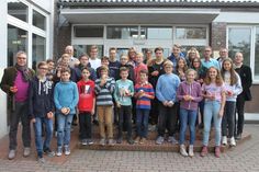 Schüler, Organisatoren und Lehrer besprachen den Ablauf des Wettbewerbs.
