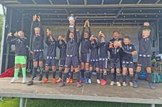 Der HSV siegte bei den E-Junioren und erhielt den Rewe Cup Wanderpokal.