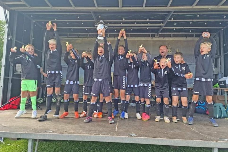 Der HSV siegte bei den E-Junioren und erhielt den Rewe Cup Wanderpokal.
