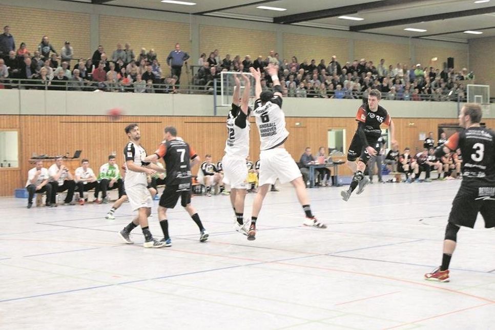 Mit unbändigem Willem, wie hier Jan-Ove Litzenroth beim Torwurf, ist am Freitag beim Tabellenführer in Rostock vielleicht eine Überraschung möglich.