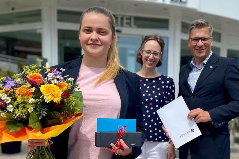 Bester Abschluss der Berufsausbildung „Hotelfachfrau“ für Johanna Kojellis und herzliche Aufnahme in das Team des Strandidylls Grömitz durch die Direktorin Katharina Urbschat und Direktor Olaf Dose-Miekley.