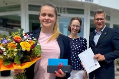 Bester Abschluss der Berufsausbildung „Hotelfachfrau“ für Johanna Kojellis und herzliche Aufnahme in das Team des Strandidylls Grömitz durch die Direktorin Katharina Urbschat und Direktor Olaf Dose-Miekley.