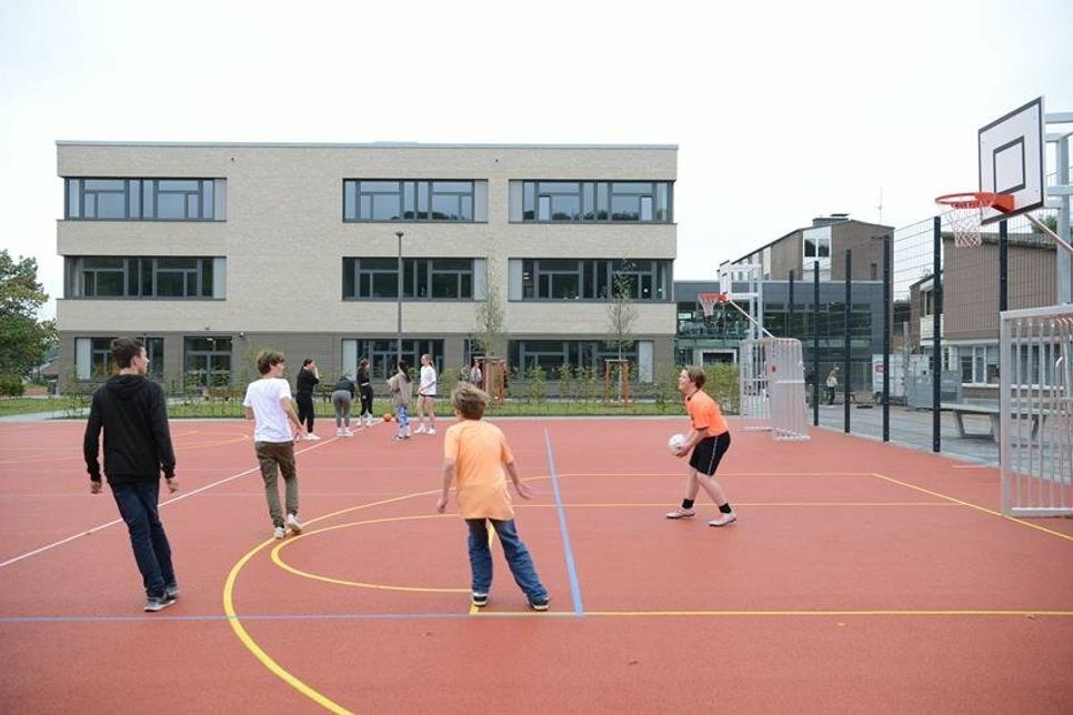 Der Außenbereich bietet ausreichend Platz für Bewegung während der Pause und im Sportunterricht.