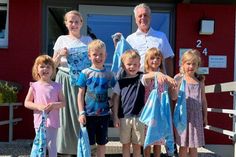 C. Bubert, 2. Vorsitzende des Fördervereins Kleine Kaiser, und Michael Poske von der VR Bank präsentieren mit den Kindern der Kita am Kaiserholz die Wetbags.