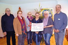 Gemeinsam mit Andreas Maempel (r.) und Anna Kupferschmidt (3.v.l.) als Vertreter der Klinik-Geschäftsleitung war Flohmarktinitiatorin Susann Goldschmidt  (2.v.r.) ins „Haus Pegasus“ gekommen, um den Spendenscheck an Susanne Stella Lemke (3.v.r.), Jutta Burchard und Holger Wessel aus dem Vereinsvorstand zu übergeben. (Foto: Stefan Setje-Eilers)