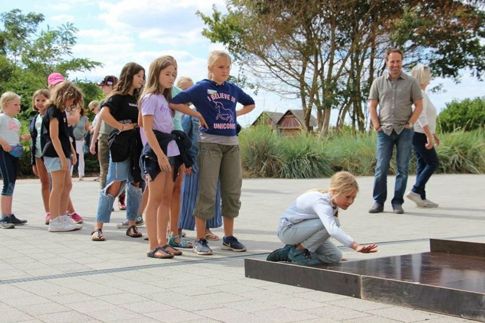 Angeführt vom Spielmanns- und Fanfarenzug Neustadt, zog die Festgemeinde durch die Straßen des Ortes zur Promenade.