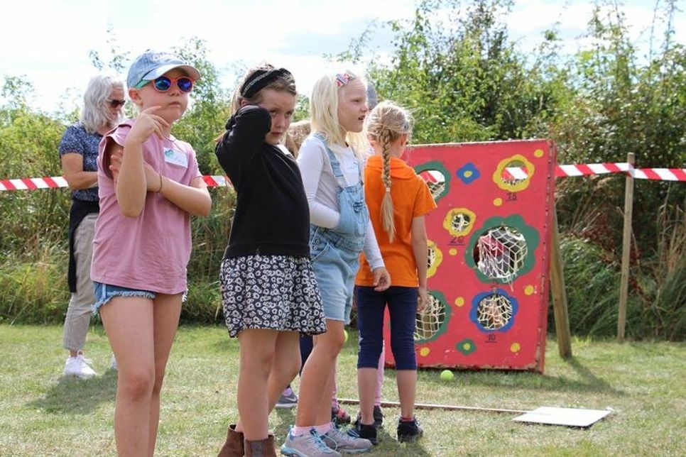 Ein buntes Programm aus Bälle werfen, Kinderschminken und natürlich dem Vogelschießen wartete auf Groß und Klein.