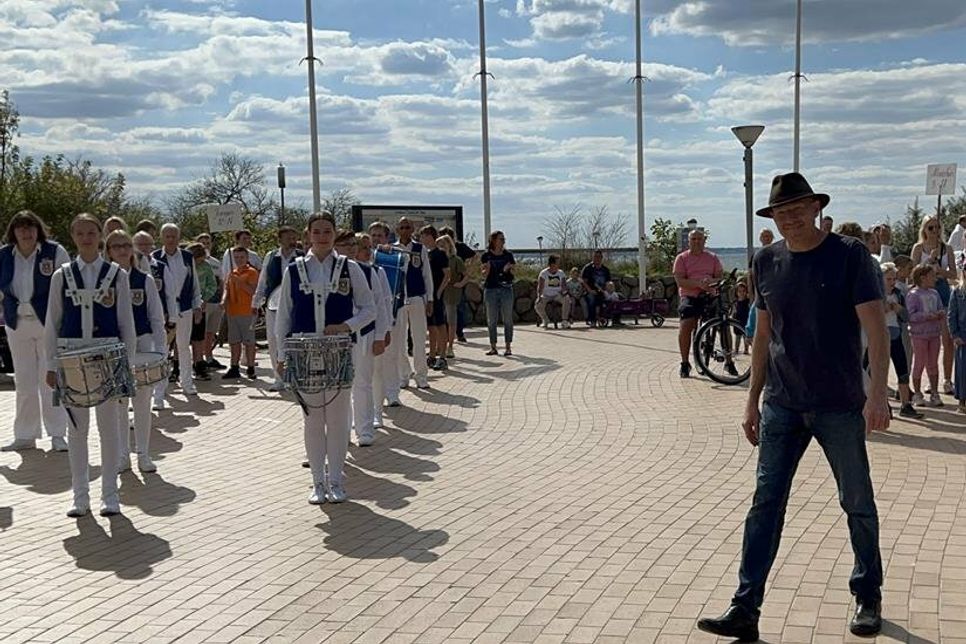 Jan Kleinwort (re.) begrüßte alle Gäste nach dem großen Festumzug auf dem Seebrückenvorplatz in Pelzerhaken.