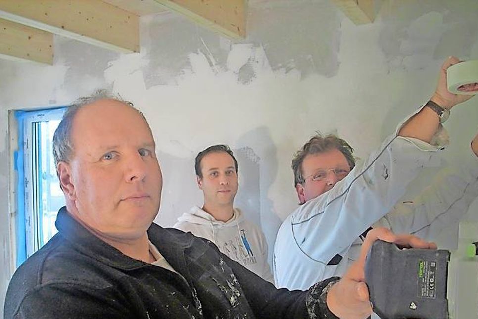 Bei der Einstellung von Manfred Baete und Florian Brunk spielte für Malermeister Helmut Pries das Alter keine Rolle (v. lks.).