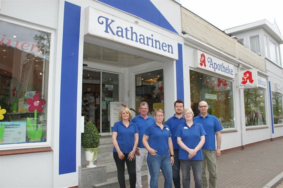 Das Team der Katharinen Apotheke mit Inhaber Joachim Hägemann (2. v. lks. ) und dem neuen Apotheker Maximilian Kind (3. v. re.).