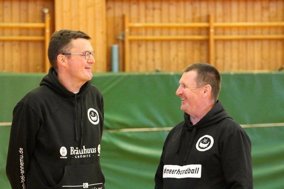 Freuen sich über den Sieg im Testspiel und die Sommerpause - Betreuer Andreas Haß und Co-Trainer Adam Swoboda.