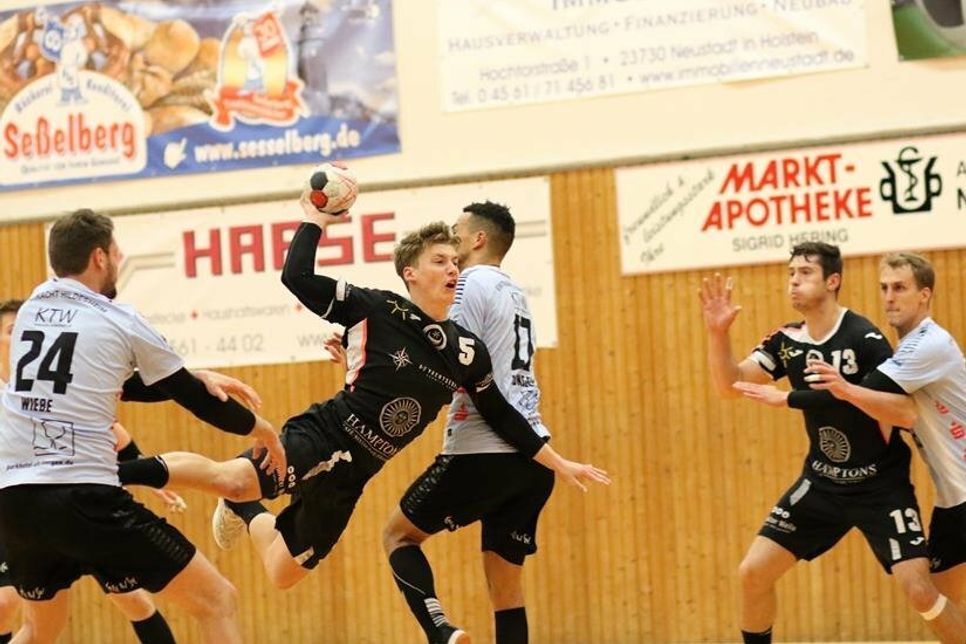 Mit 6 Toren bester Werfer gegen die HSG Eider Harde - Piet Möller Nr. 5.