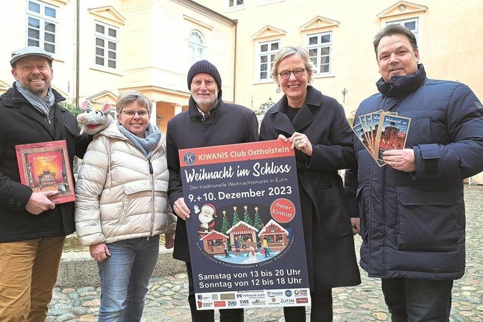 Der Kiwanis Club Ostholstein stellt am kommenden Wochenende wieder die „Weihnacht im Schloss“ auf die Beine. Am Sonnabend, 9. Dezember, von 13 bis 20 Uhr und am Sonntag, 10. Dezember, von 12 bis 18 Uhr wird das Eutiner Schloss dann zum Kunsthandwerker- und Weihnachtsmarkt. Bei der Programmvorstellung waren neben Kinderbuchautor Martin Picht auch Susanne Zirkel vom Schloss-Team, Kiwanis-Freund Dirk Reimers, Stiftungsvorständin Brigitta Herrmann und Mitorganisator Uwe Paap (von links) vor Ort.