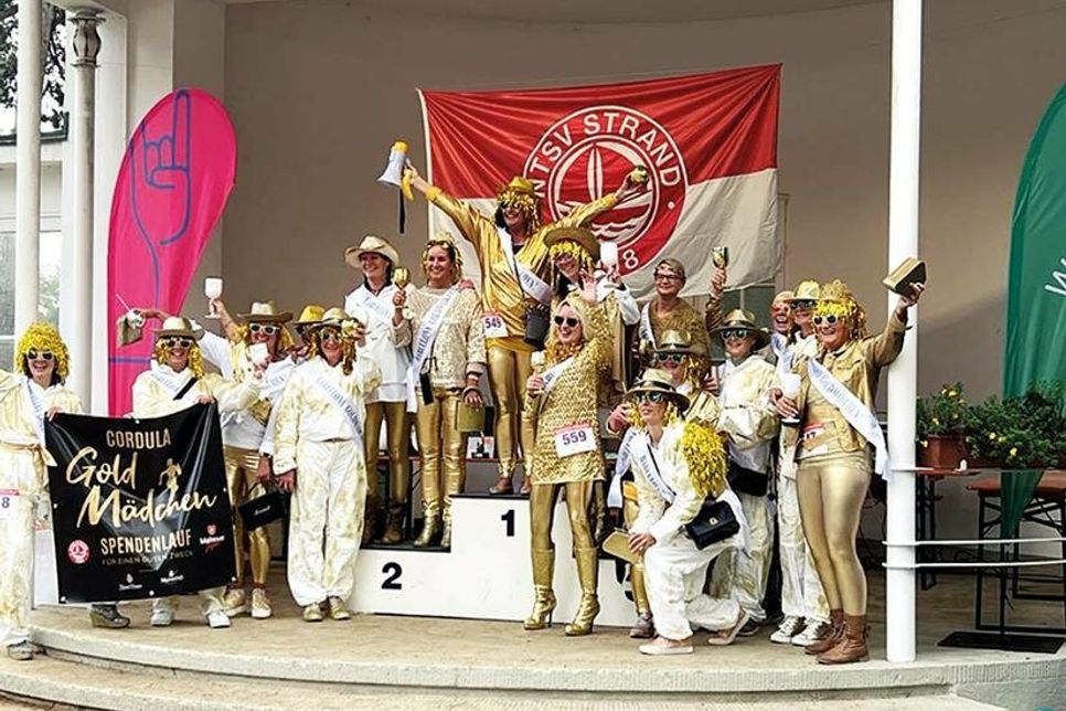Eher elegant als sportlich gekleidet haben die „Cordula Goldmädchen“ beim Timmendorfer Ostseelauf teilgenommen, um Spenden zu sammeln.