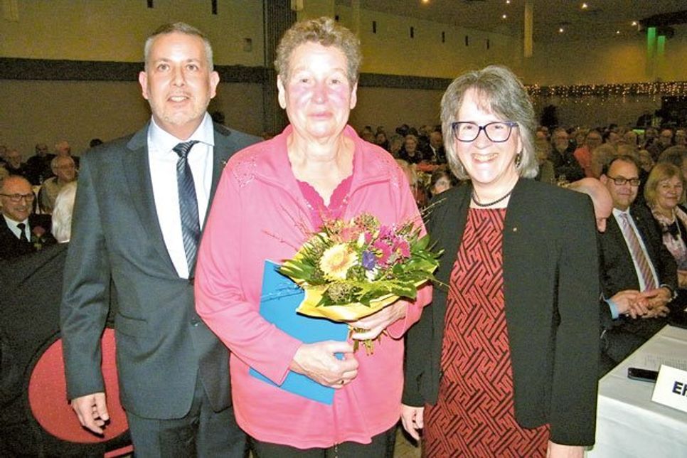 Bürgervorsteherin Susanne Knees und Bürgermeister Jörg Saba ehrten Karin Albrecht (Mitte) für ihr ehrenamtliches Engagement im Kleingartenverein Oldenburg. Fotos: bg