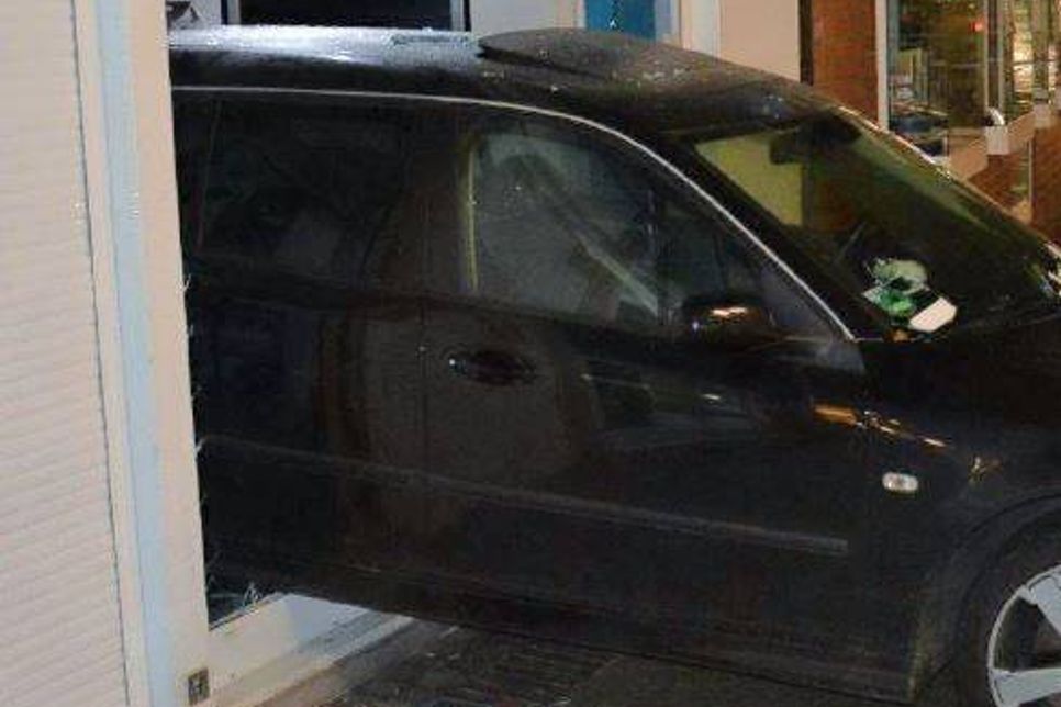 Mit Pkw Saab in die Schaufensterscheibe gefahren.