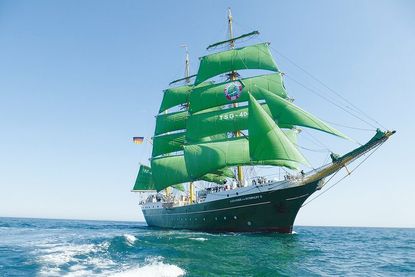 Das Segelschulschiff Alexander von Humboldt II nimmt Kurs auf Travemünde und lädt Gäste zu Tagestörns ein.