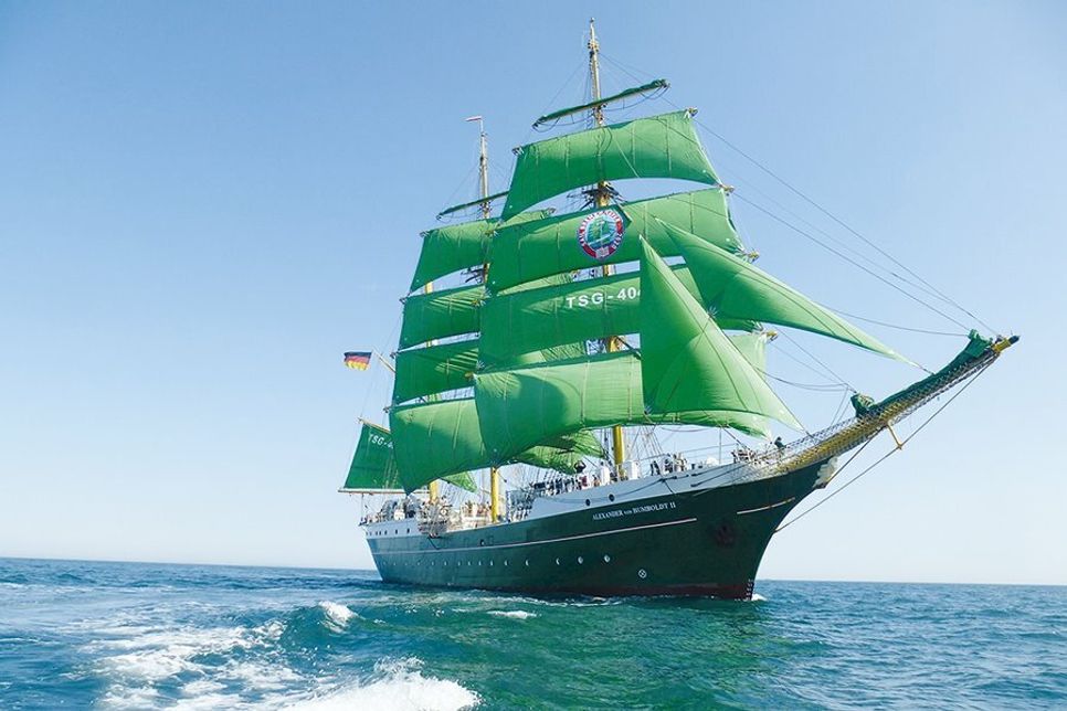 Das Segelschulschiff Alexander von Humboldt II nimmt Kurs auf Travemünde und lädt Gäste zu Tagestörns ein.