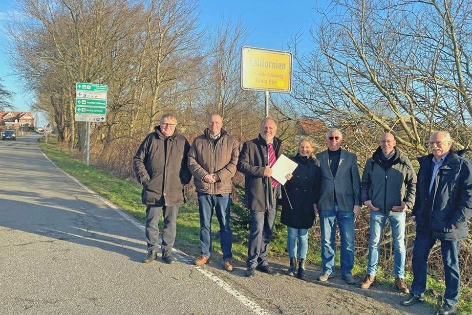 Werner Kalinka MdL (v. l.), Dr. Kristian Klinck MdB, Bürgermeister Peter A. Kokocinski, Architektin Amt Probstei Lisa Strohschänk, Vorsitzender Ortsentwicklungs- und Planungsausschuss Jürgen Cordts, stellv. Bürgervorsteher Wolfgang Mainz, stellv. Vorsitzender Wirtschafts- und Tourismusausschuss Peter Ehlers