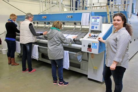 Die geschäftsführende Gesellschafterin Lena vor der neuen Gasmangel.