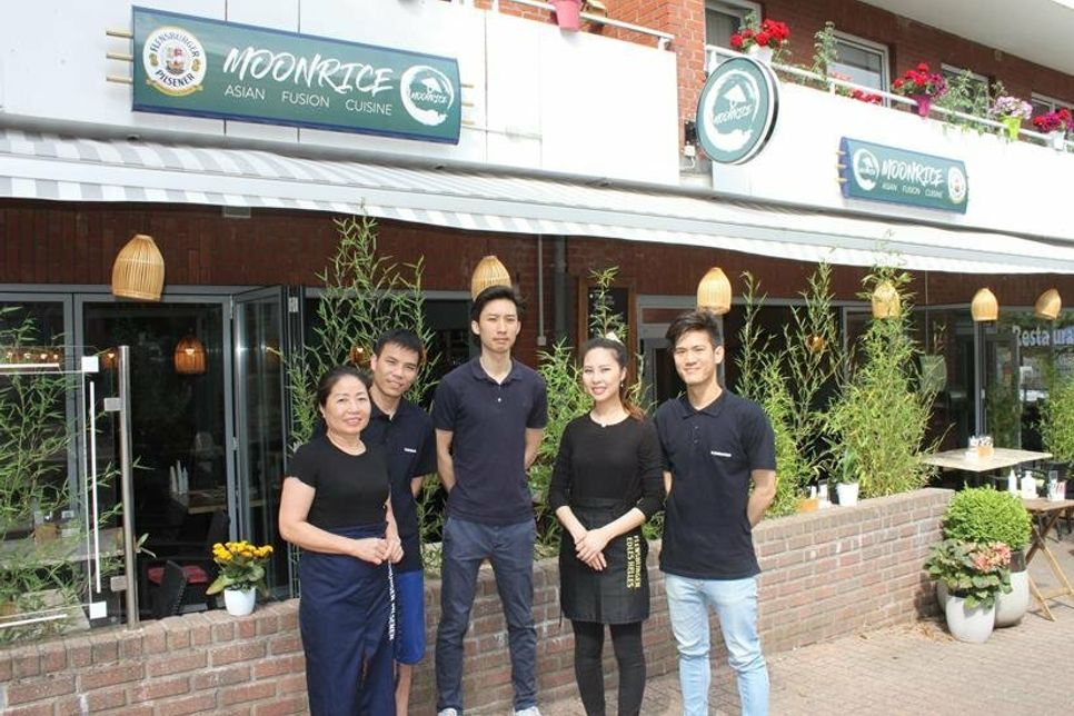Das Team vom Moonrice um die Inhaber Thanh Nga Nguyen und Tien Cuong Mai (re.).