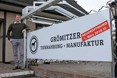 Betriebsleiter Torsten Krohn kennt sich als Hundezüchter bestens mit Tiernahrung aus.
