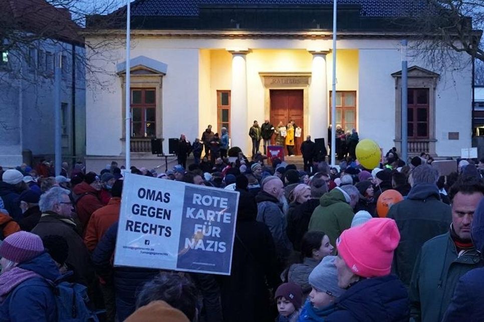 Bei der Mahnwache unter dem Motto „Aufstehen gegen Rechts“ waren die Omas gegen Rechts bereits mit ihren Plakaten dabei.