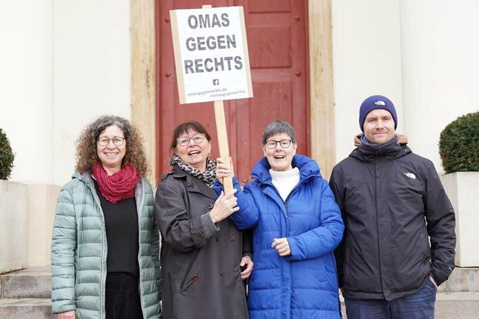 Gleichstellungsbeauftragte Natalia von Levetzow (lks.) und Danny Seidel vom Kinder- und Jugendnetzwerk (re.) hießen Neustadts erste beiden „Omas gegen Rechts“ Lida Winter und Birgit Wagner-Illes willkommen und freuen sich auf künftige Zusammenarbeit.