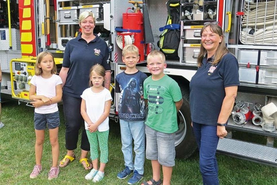Leni (7) und Moritz (8) wollen zur Feuerwehr, weil auch Papa oder Mama dabei sind. Paul (7) will vor allem Brände löschen, Pia (9) ist es wichtig, Menschenleben zu retten, Marlene (6) freut sich aufs Fahren mir dem Feuerwehrauto. Und die Feuerwehrkameradinnen Nadine Cassel (l.) und Angelika Schlichting freuen sich auf die Leitung der ersten Süseler Kinderfeuerwehr.