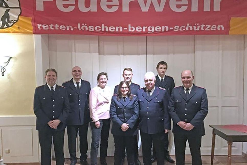 Gemeindewehrführer Bernd Penter und Bürgermeisterin Tanja Rönck mit den Geehrten und Beförderten der Freiwilligen Feuerwehr Sieversdorf.