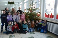 Lehrerin Tanja Labusch, Schulleiterin Antje Sagawe, Svea Kruse vom team Baucenter (hi. v. lks.) sowie die Kinder aus der 2. und 4. Klasse freuten sich über die weihnachtliche Stimmung.