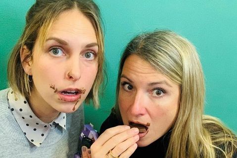 Heute feiern die Ostsee-Perlen Kristina Kolbe (lks.) und Gesche Muchow mit ihren Hörerinnen und Hörern eine kleine Weihnachtsfeier im Podcastformat.