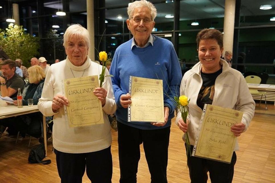 Seit 50 Jahren Mitglied im TSV Neustadt: Gertrud Gregorius, Günter Gregorius und Silke Rühl (v. lks.)