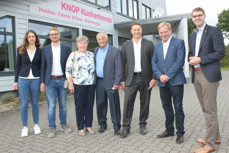 Familie Knop und mit politischen Gästen: Tatjana Knop, Tobias Knop, Elke und Will Knop, Thomas Knop, Bundestagsabgeordneter Ingo Gädechens und CDU-Fraktionsvorsitzender Sebastian Schmidt.