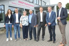 Familie Knop und mit politischen Gästen: Tatjana Knop, Tobias Knop, Elke und Will Knop, Thomas Knop, Bundestagsabgeordneter Ingo Gädechens und CDU-Fraktionsvorsitzender Sebastian Schmidt.