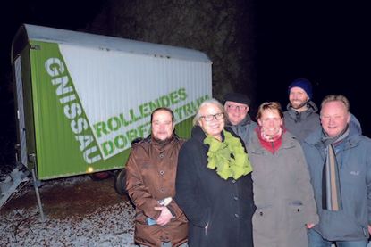 Die Gnissauer haben sich ein mobiles Dorfzentrum angeschafft, wünschen sich aber ein festes mit Dorfladen, Café und Veranstaltungsraum.