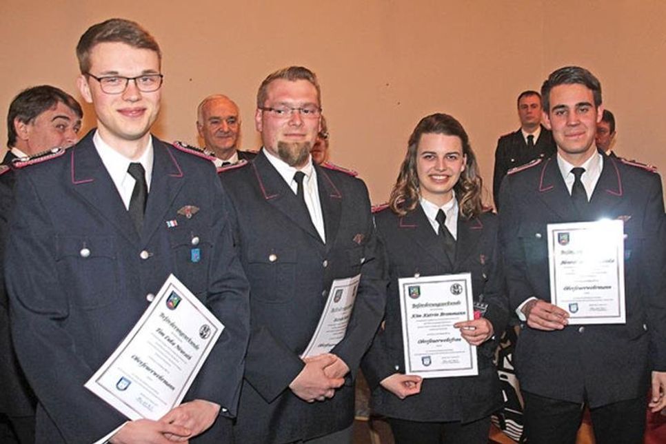 Tim Luka Neurath, Bastian Ramp, Kim Katrin Bommann und Hendrik v. Juterzenka (von links) wurden zum Oberfeuerwehrmann/frau befördert.