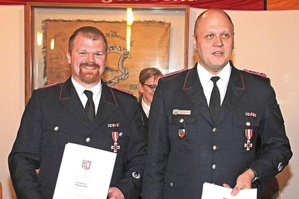 Brandschutzehrenabzeichen in Silber für Sebastian Kluth und Ingmar Jonsson.