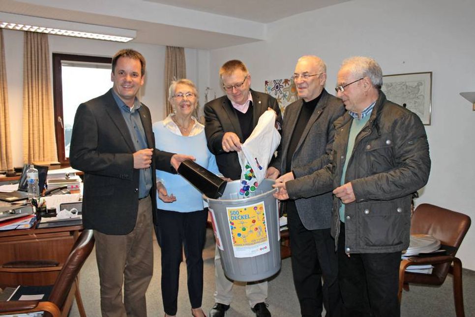 Bürgermeister Mark Burmeister, Antje-Maria Steen, Manfred Rohde, Georg Heerten und Rainer Figgen (v. lks.).