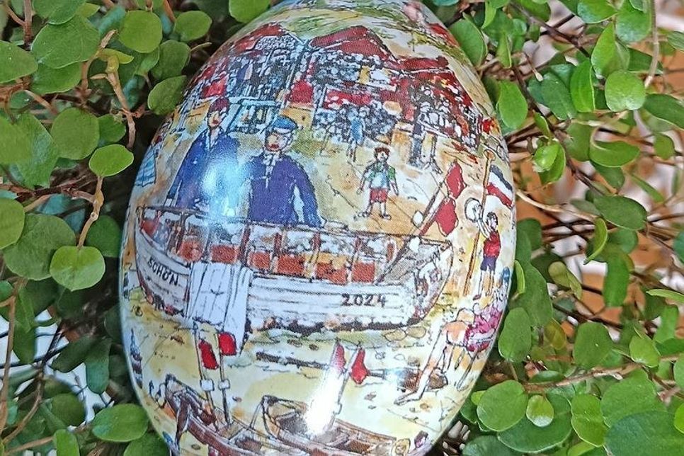 Das Fischerboot an den Fischerhütten am Hohwachter Strand ziert die Ostereier als pittoreskes Detail.