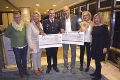 Obligatorische Scheckübergabe im Maritim Strandhotel in Travemünde: Präsidentin Regina Rieber-Kulzer (2.v.li.) und ihre Damen vom Vorstand überreichte die beiden Spenden an Torben Raschke und Prof. Peter Sieg (3. v. re.). (Foto: René Kleinschmidt)