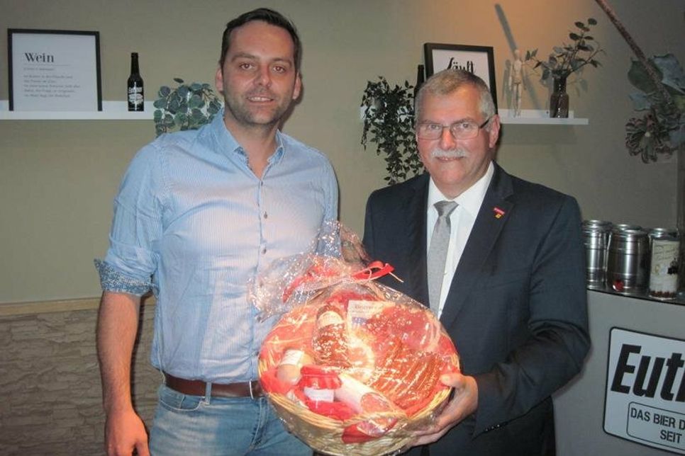 Der neue Obermeister Stefan Erbs (lks.) bedankte sich bei Ulrich Mietschke für sein langjähriges Engagement mit einem Präsentkorb.