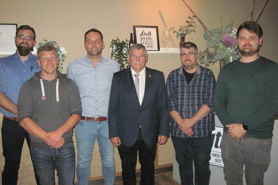 Der neu gewählte Innungsvorstand sowie der neue Ehrenobermeister (v. lks.): Veit Bäcker, Jan Löhndorf, Stefan Erbs, Ulrich Mietschke, Christian Krakow, Tristan Mau (es fehlen Rainer Steinbock, Olaf Hansen, André Frank).