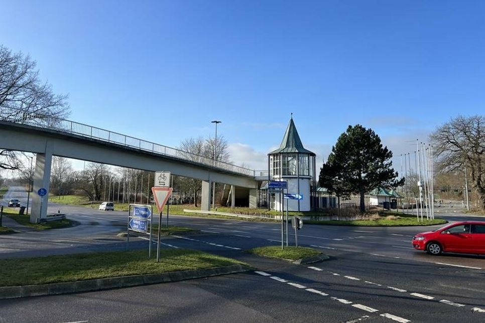 Die Überquerung der Kreuzung Bäderstraße/Am Fahrenkrog auf Höhe des Hansa-Parks kann insbesondere im Winter für Fußgänger gefährlich sein.