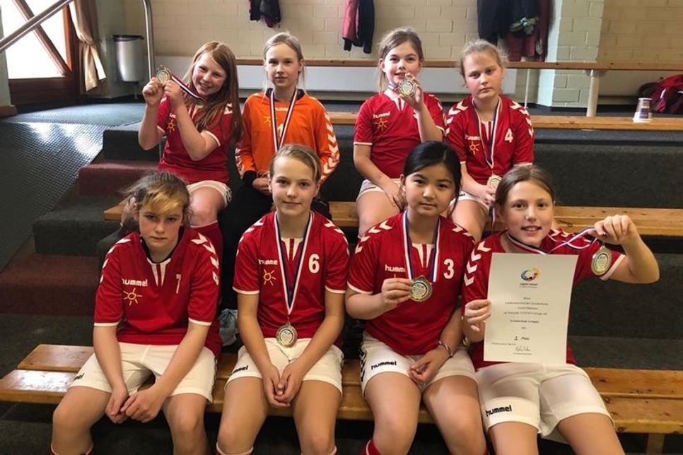 Grömitz/Glücksburg. Die Mädchen der Grundschule Grömitz traten nach dem Gewinn der Bezirksmeisterschaft in der vergangenen Woche zum Landesentscheid im Fußball in Glücksburg an. Dort erreichte die Mannschaft einen hervorragenden 2. Platz.  Ein schöner Erfolg für die Mädchen, die sich mit einem Sieg, einem Unentschieden und einer Niederlage im hohen Norden gut verkauften. (red)