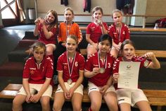 Grömitz/Glücksburg. Die Mädchen der Grundschule Grömitz traten nach dem Gewinn der Bezirksmeisterschaft in der vergangenen Woche zum Landesentscheid im Fußball in Glücksburg an. Dort erreichte die Mannschaft einen hervorragenden 2. Platz.  Ein schöner Erfolg für die Mädchen, die sich mit einem Sieg, einem Unentschieden und einer Niederlage im hohen Norden gut verkauften. (red)