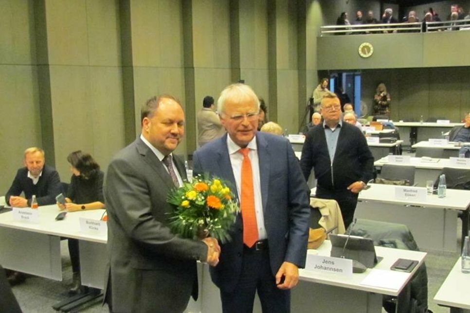 Der amtierende Landrat Reinhard Sager gratuliert Timo Gaarz.