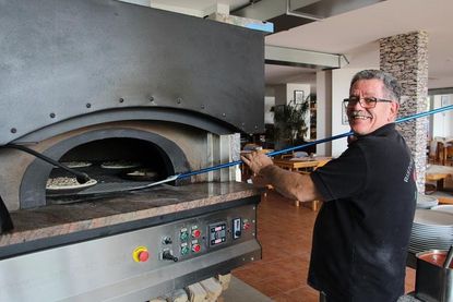 Inhaber Nicola Fantasia ist professioneller Pizzameister.